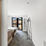 Stunning Large Leeds Apartment - Parking