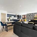 Stunning Spacious Leeds Apartment - Parking