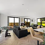 Stunning Spacious Leeds Apartment - Parking