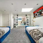 16Fm For Your Relaxed & Cosy Stay With Free Parking And Free Wifi