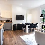 3Bdr, En-Suite Baths, City Centre, Netflix, Amazing Location!