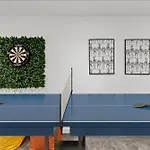 Stylish Abode In Leeds - Games Room - Parking
