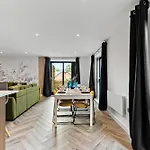 Stylish Abode In Leeds - Games Room - Parking