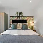 Stylish Abode In Leeds - Games Room - Parking