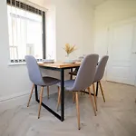 Stylish 3-Bedroom Townhouse In Leeds: Ideal For Leisure & Corporate Stays