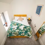 Stylish 3-Bedroom Townhouse In Leeds: Ideal For Leisure & Corporate Stays