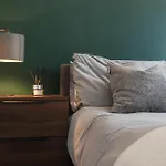 Beautiful 2 Bed Apartment - City Centre - Free Private Parking - Perfect For Families And Professionals