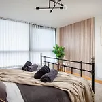 Large Central Penthouse In Leeds