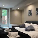 Stunning King Suite Apartment In The Heart Of Leeds City Center