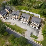 Huge 5 Bedroom Home, Sleeps 6