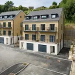 Huge 5 Bedroom Home, Sleeps 6
