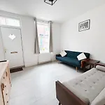Modern 4 Bed En-Suite House In Leeds - Free Parking