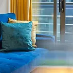 2 Bedroom Greek Street Apartment - Sleeps 6