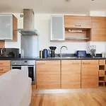 King Deluxe City Apt Large Balcony& Free Parking!