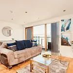King Deluxe City Apt Large Balcony& Free Parking!