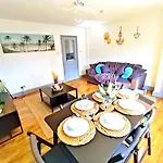 Comfortable 3 Bedrooms Leeds Beach House - Ideal For Family And Contractors With Free Parking For 2 Cars - Free Wifi - Projector - Smart Light