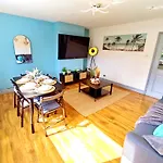 Comfortable 3 Bedrooms Leeds Beach House - Ideal For Family And Contractors With Free Parking For 2 Cars - Free Wifi - Projector - Smart Light