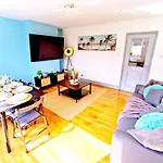 Comfortable 3 Bedrooms Leeds Beach House - Ideal For Family And Contractors With Free Parking For 2 Cars - Free Wifi - Projector - Smart Light
