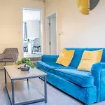 3 Bedroom House - Free Parking-Hospital-Contractors-Families
