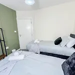 3 Bedroom House - Free Parking-Hospital-Contractors-Families