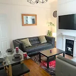 Leeds Super Spacious, 4 Bedroom Property City Centre