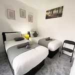Leeds Super Spacious, 4 Bedroom Property City Centre