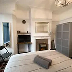Leeds Super Spacious, 4 Bedroom Property City Centre