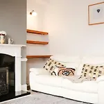 Stylish Renovated Home Near Headingley & Park