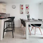 Huge House - Free Parking - 4 Bed 3 Bathroom - Leeds