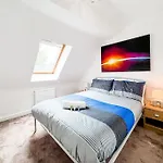 Huge House - Free Parking - 4 Bed 3 Bathroom - Leeds