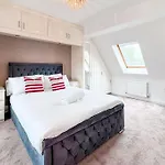 Huge House - Free Parking - 4 Bed 3 Bathroom - Leeds