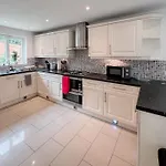 Huge House - Free Parking - 4 Bed 3 Bathroom - Leeds