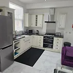 Homebird Property - Conway House