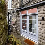 Spacious 3 Bedroom Ground Floor Apartment - 10 Mins From City Centre