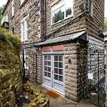 Spacious 3 Bedroom Ground Floor Apartment - 10 Mins From City Centre