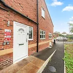 Budget 2-Bed House 10Mins To Leeds City Centre