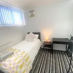 Lovely 4 Bedroom, 2 Bathroom House Near City Centre