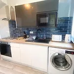 Lovely 4 Bedroom, 2 Bathroom House Near City Centre