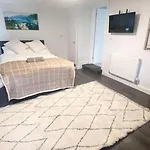Lovely 4 Bedroom, 2 Bathroom House Near City Centre