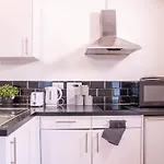 Spacious Studio With Parking - 10 Mins To Leeds Centre