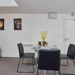 New! 3 Beds Apt - Family & Work Stays - Free Parking
