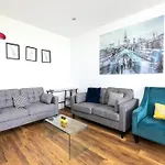 Spacious Apartment Close To City Centre With Free Secure Parking