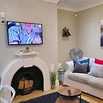 Stylish 2 Bedroom Apartment, Leeds Centre + Free Parking