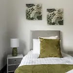 Spacious Three-Bedroom Apartment In Leeds