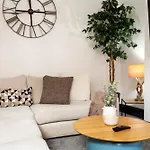 Spacious Three-Bedroom Apartment In Leeds