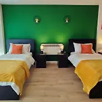Duplex Apartment In Leeds With King Size Bed - Long Stay Rates Available