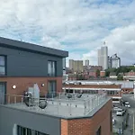 Luxury 3-Bed, 3-Bath Penthouse - Leeds City Centre - Underground Parking
