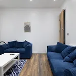 4 Bed House- Near Leeds City- Group Stays, Fits 10