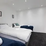 4 Bed House- Near Leeds City- Group Stays, Fits 10