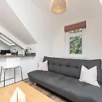 Stylish & Cosy 2-Bed Apartment In Vibrant Oakwood!